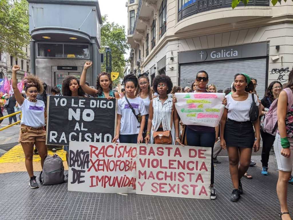 https://amazeddotblog.files.wordpress.com/2020/09/buenos-aires-marche-contre-le-racisme-et-le-sexisme.jpg?w=1024
